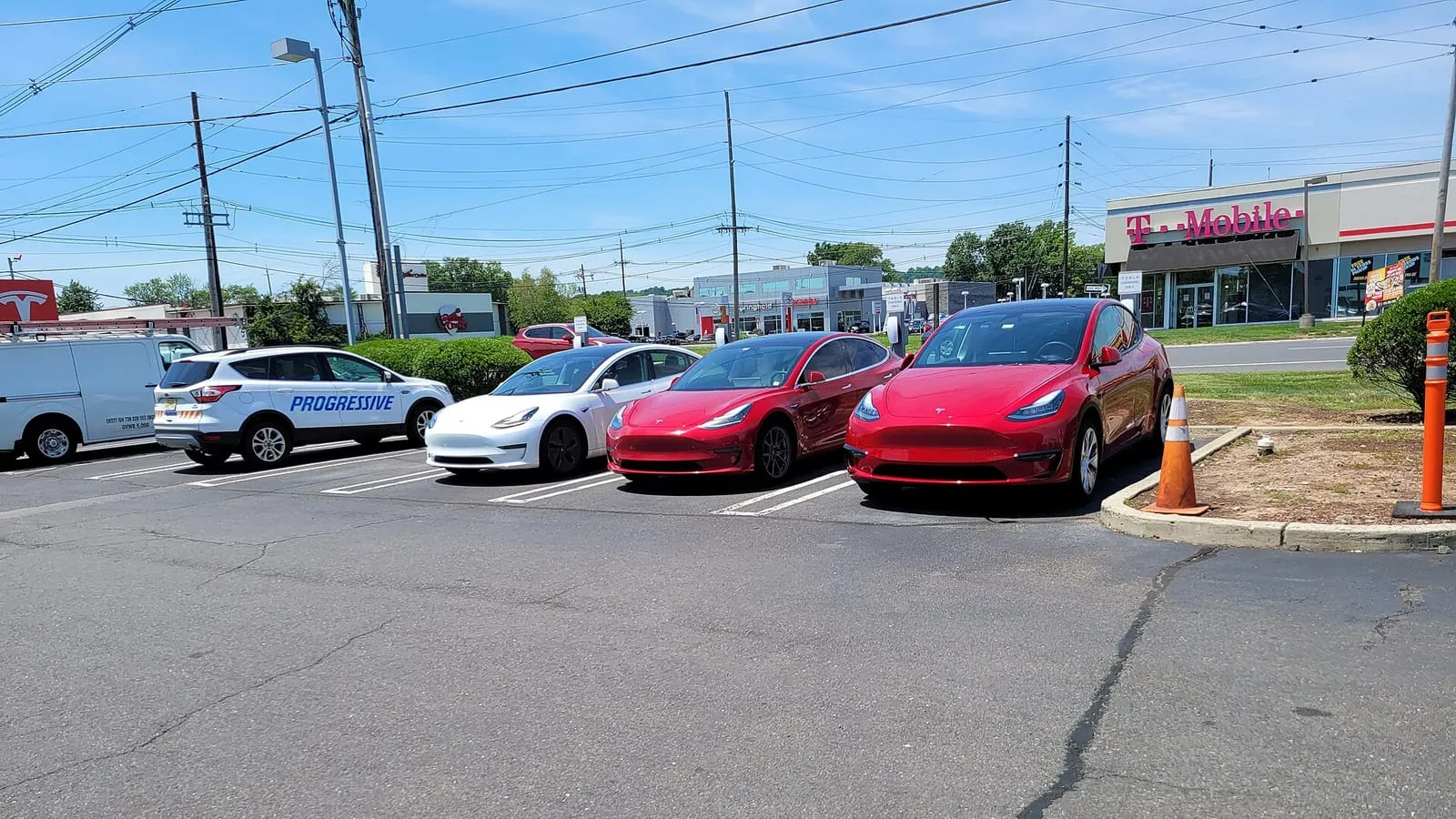 Façade d'un centre de service Tesla